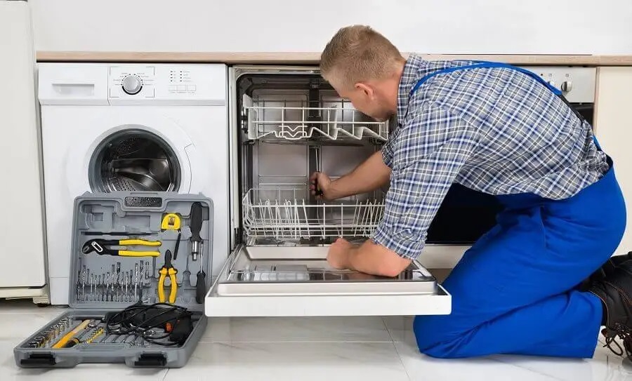 Güdül ECA servisi teknisyen ekibi beyaz eşya tamiri yaparken